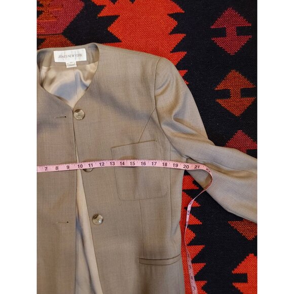 Jones New York Women's Beige Collarless 3 Button Wool Blazer. Size 10 - Picture 10 of 14